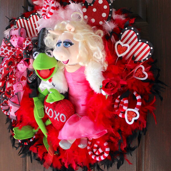 Kermit and Miss Piggy Steppin' Out for Valentines Wreath, Muppets Valentines Day Wreath - Image 5