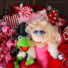 Kermit and Miss Piggy Steppin' Out for Valentines Wreath, Muppets Valentines Day Wreath - Image 4