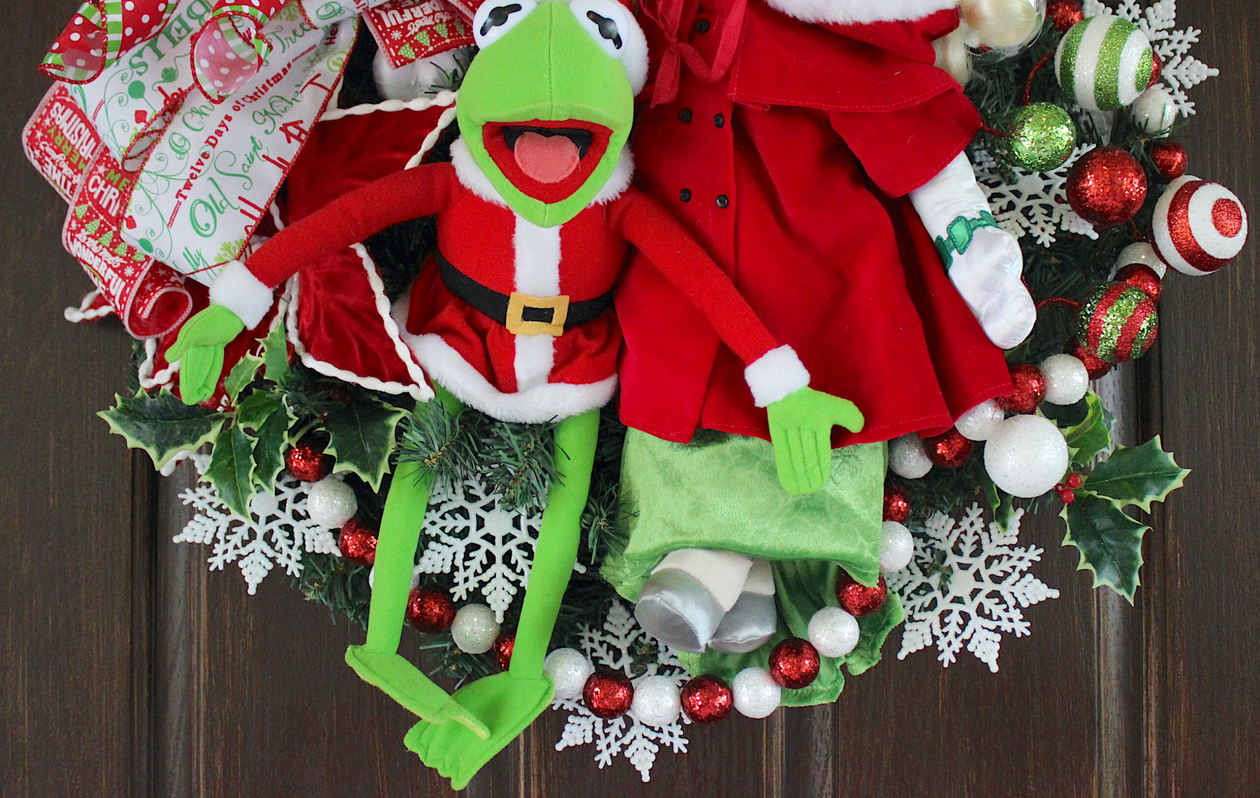 Santa Kermit the Frog & Miss Piggy Muppet Merry Christmas Under the Mistletoe Wreath - Image 2