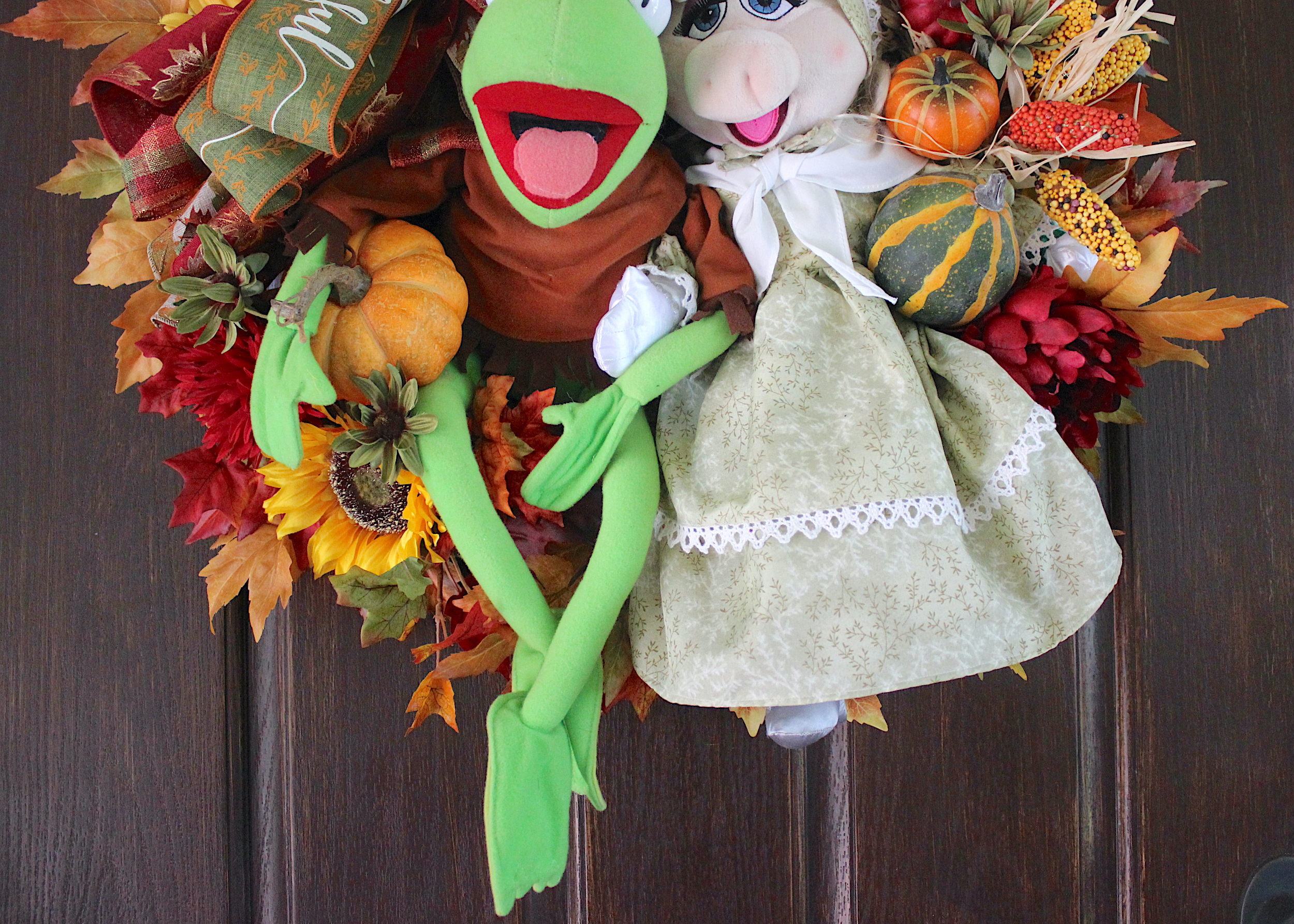 Deluxe Native American Kermit the Frog and Pioneer Miss Piggy Muppet Thanksgiving Wreath - Image 2