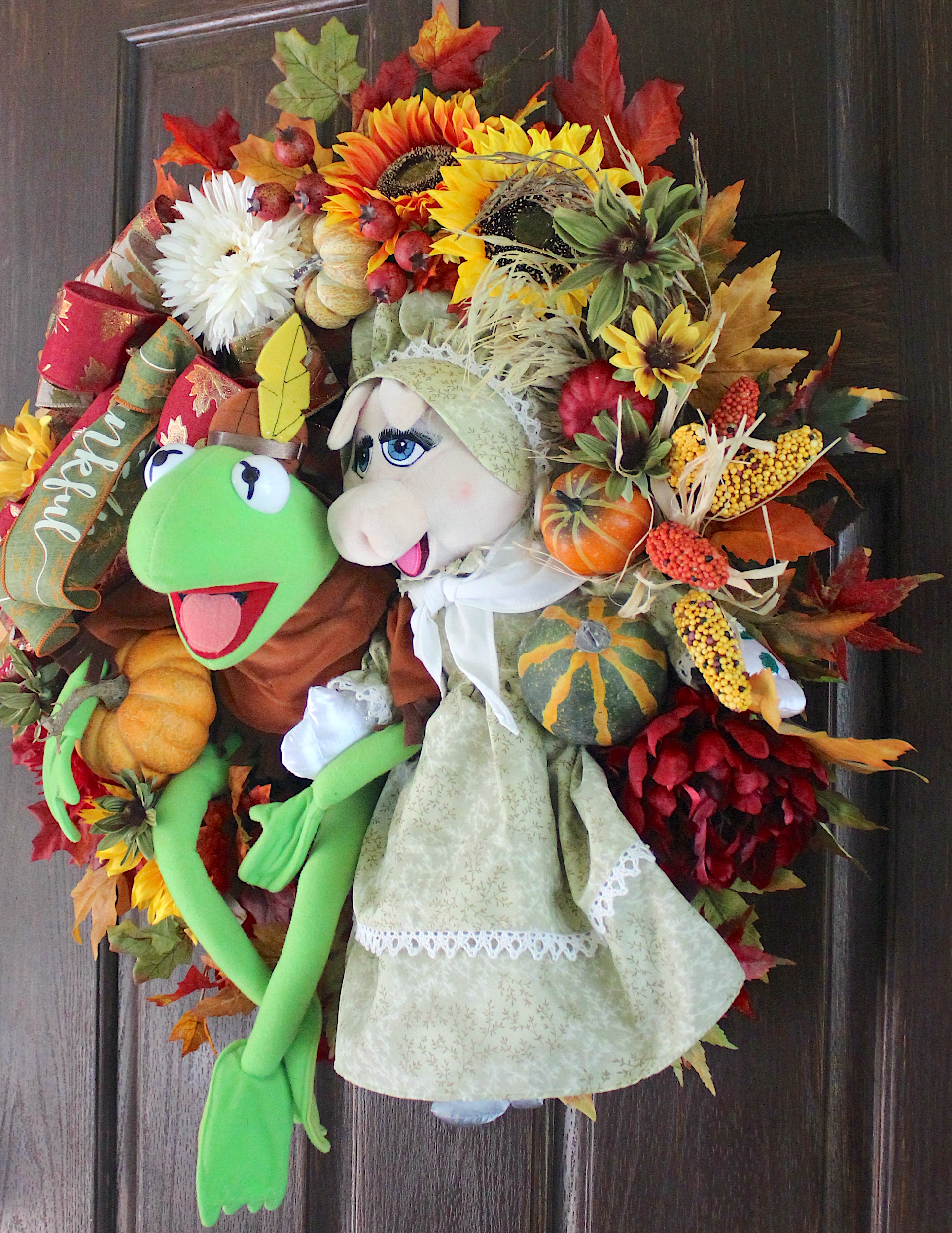 Deluxe Native American Kermit the Frog and Pioneer Miss Piggy Muppet Thanksgiving Wreath - Image 3