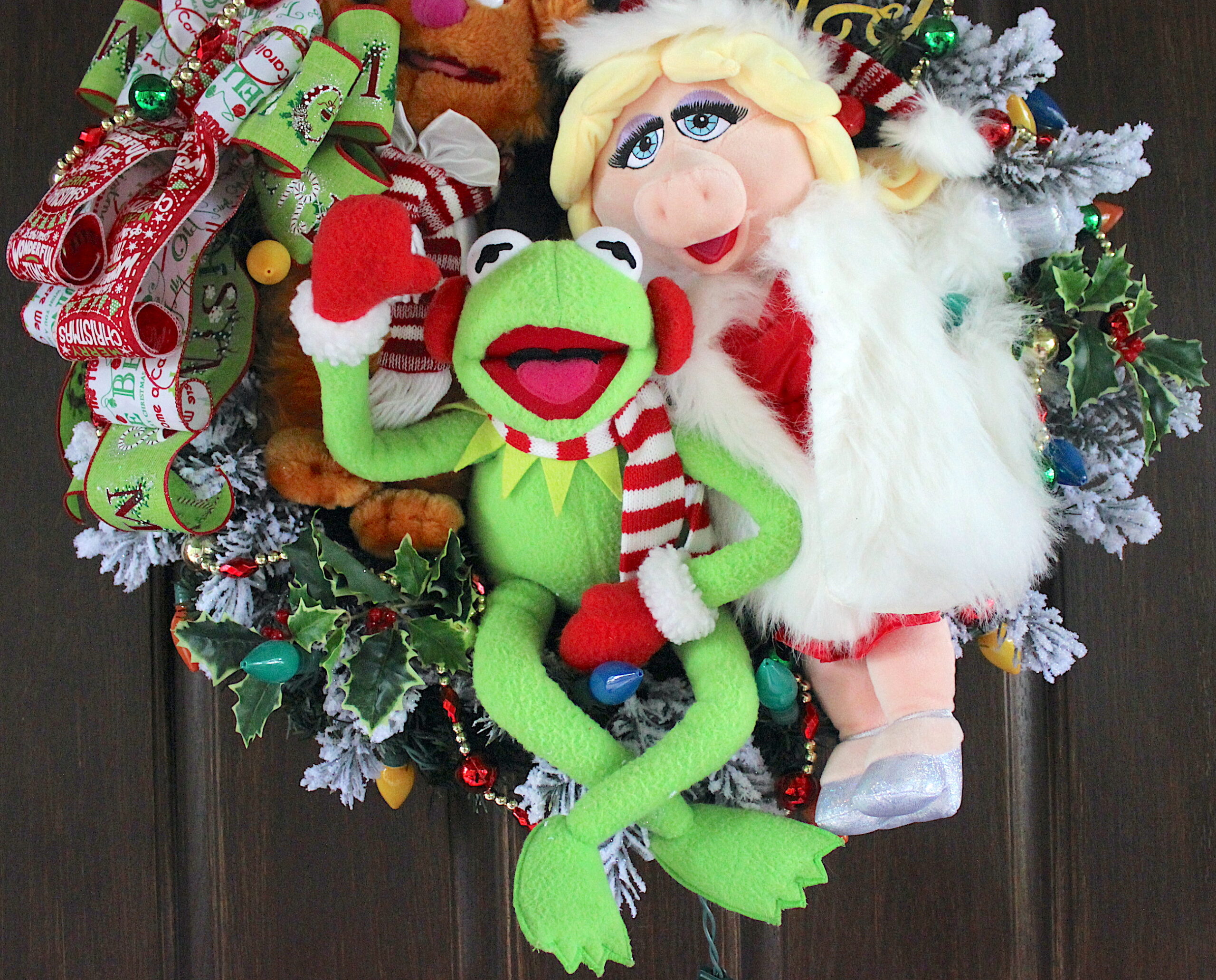 Magnificent Muppets Snowy Merry Christmas Wreath, Fozzie Bear, Kermit the Frog, Miss Piggy, LED PreLit String lights - Image 5
