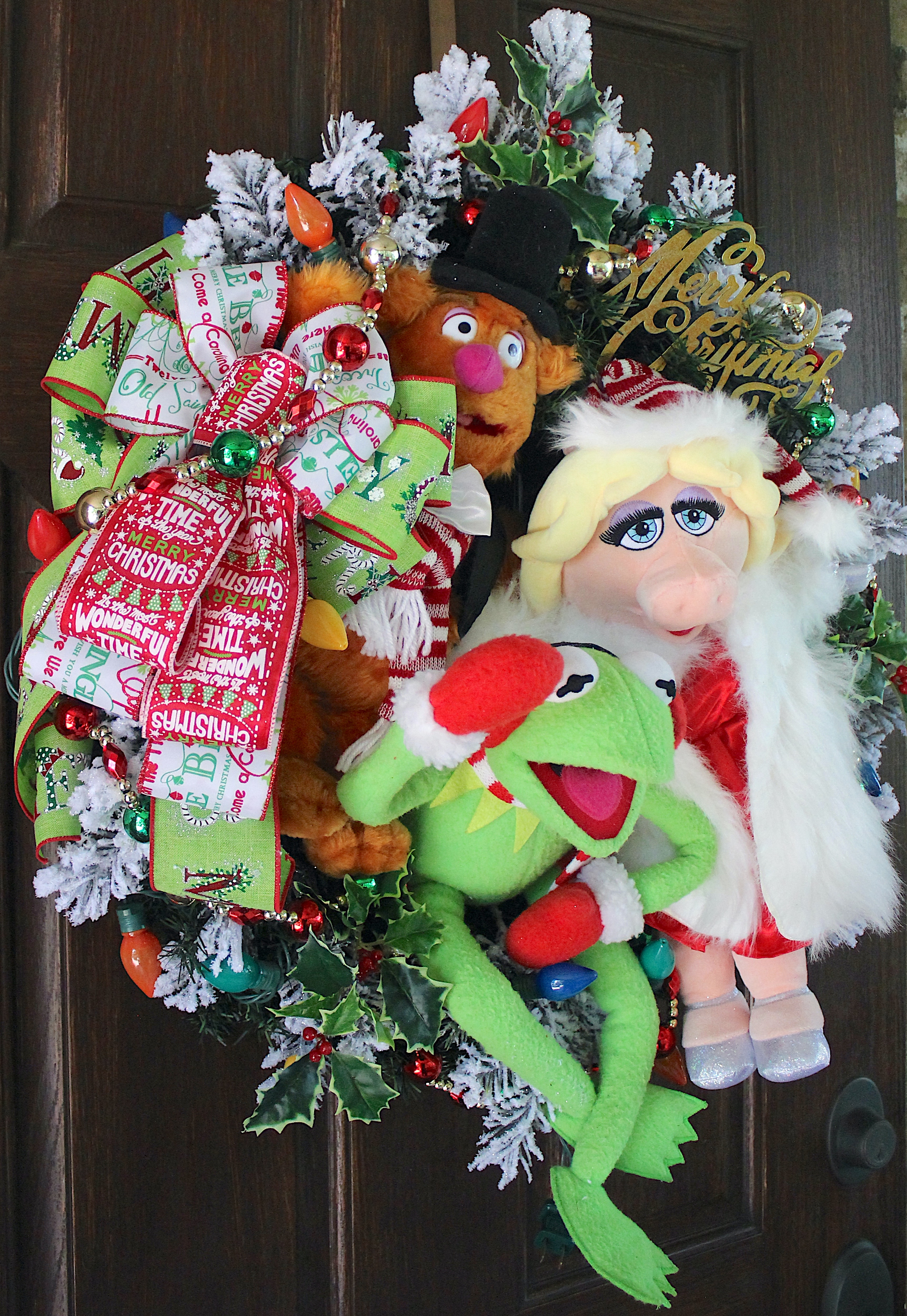Magnificent Muppets Snowy Merry Christmas Wreath, Fozzie Bear, Kermit the Frog, Miss Piggy, LED PreLit String lights - Image 4
