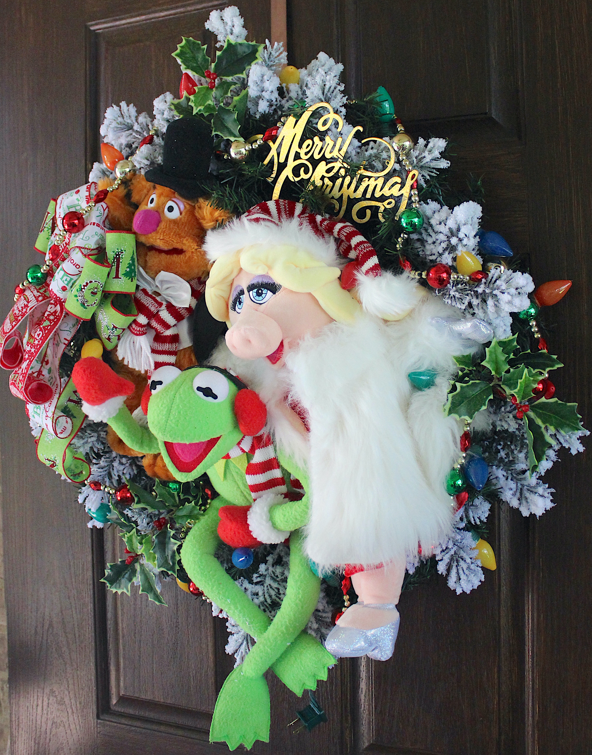 Magnificent Muppets Snowy Merry Christmas Wreath, Fozzie Bear, Kermit the Frog, Miss Piggy, LED PreLit String lights - Image 2