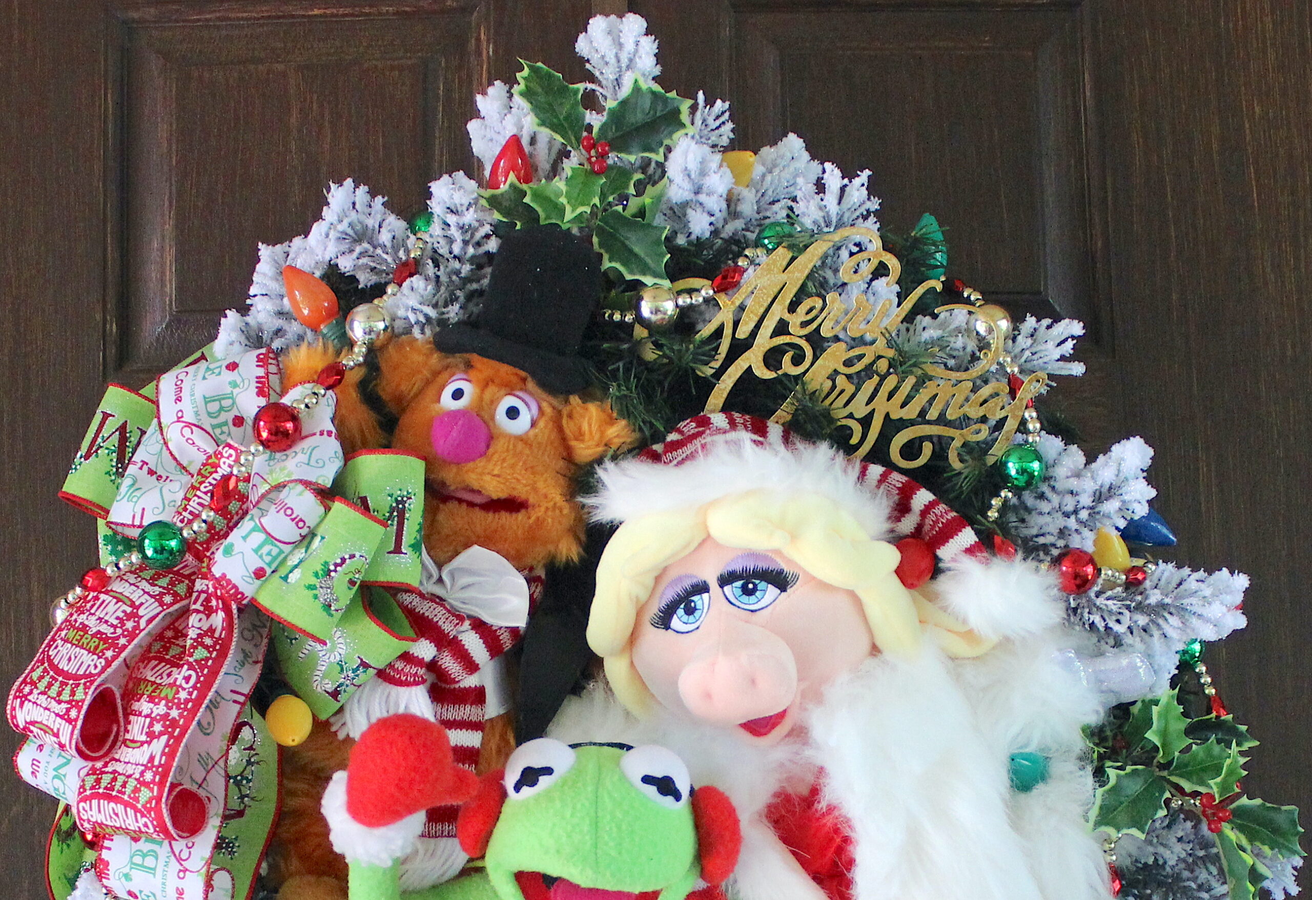 Magnificent Muppets Snowy Merry Christmas Wreath, Fozzie Bear, Kermit the Frog, Miss Piggy, LED PreLit String lights - Image 3